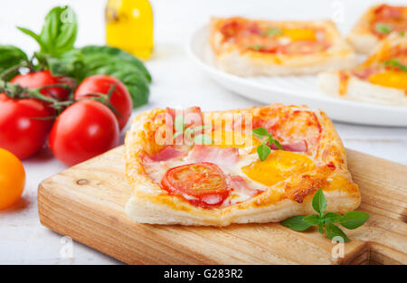 Frische hausgemachte quadratische Pizza mit Gemüse, Basilikum Stockfoto