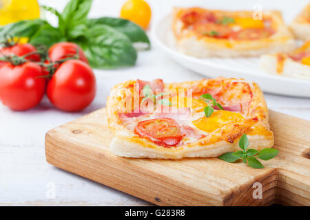 Frische hausgemachte quadratische Pizza mit Gemüse, Basilikum Stockfoto