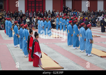 Okinawa, Japan - 2. Januar 2015: Gekleidete Menschen auf das traditionelle Neujahrsfest in Shuri-Jo Burg. Stockfoto