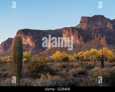 Sonnenuntergang am südlichen Klippen von Superstition Mountain, Broadway Trail Kopf, Lost Dutchman State Park, Apache Junction, Arizona. Stockfoto