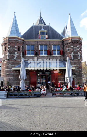 De Waag, wiegen das historische Haus am Nieuwmarkt in Amsterdam, Niederlande, Europa. Stockfoto