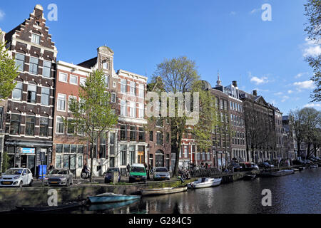 Historische Häuser am Kloveniersburgwal Kanal in Amsterdam, Niederlande, Europa. Stockfoto