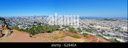 San Francisco: Panoramaaussicht auf die Skyline der Stadt vom Gipfel des Corona Heights Park, Park im Castro und Corona Heights Nachbarschaften Stockfoto