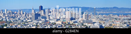 San Francisco: Panoramaaussicht auf die Skyline der Stadt vom Gipfel des Corona Heights Park, Park im Castro und Corona Heights Nachbarschaften Stockfoto