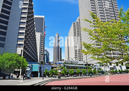 San Francisco: eine Straße und die Skyline von Embarcadero, dem östlichen Ufer und Fahrbahn des Hafens von San Francisco Stockfoto