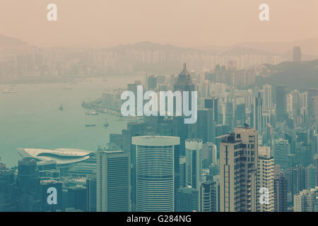 Haze-Hong Kong Innenstadt Blick vom Victoria Peak. Gefilterte Schuss Stockfoto