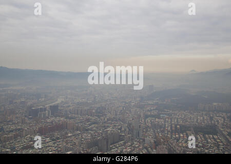 Smog über Taipei wie von Taipei 101 Tower in Taiwan zu sehen. Stockfoto