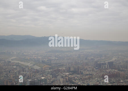 Smog über Taipei wie von Taipei 101 Tower in Taiwan zu sehen. Stockfoto