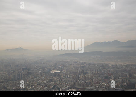 Smog über Taipei wie von Taipei 101 Tower in Taiwan zu sehen. Stockfoto