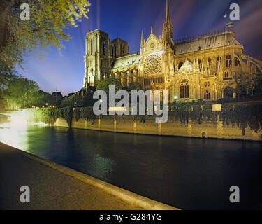 FR - PARIS: Seine und Notre Dame bei Nacht Stockfoto