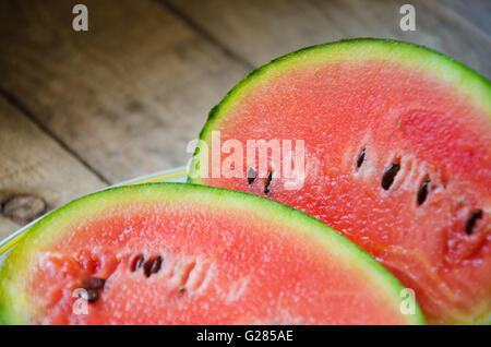 Frisch Scheiben von rosa Wassermelone auf einer Platte auf eine Holzoberfläche palet Stockfoto