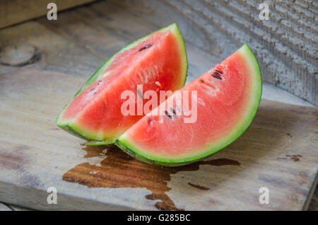 Frisch Scheiben von rosa Wassermelone auf einer Platte auf eine Holzoberfläche palet Stockfoto