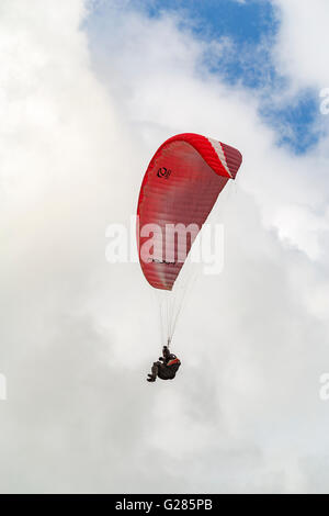 Piloten fliegen Gleitschirm an Parlick Pike, Ribble Valley, Lancashire, England Stockfoto