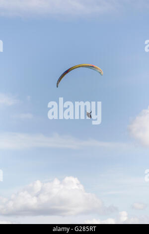 Piloten fliegen Gleitschirm an Parlick Pike, Ribble Valley, Lancashire, England Stockfoto