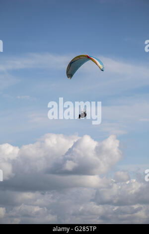 Piloten fliegen Gleitschirm an Parlick Pike, Ribble Valley, Lancashire, England Stockfoto