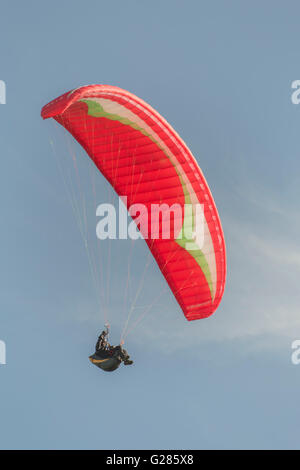 Piloten fliegen Gleitschirm an Parlick Pike, Ribble Valley, Lancashire, England Stockfoto