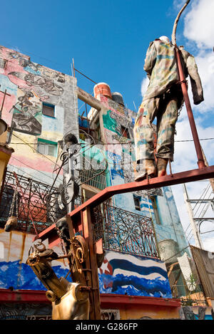 Ein Blick auf das Kunstwerk in Hamel Gasse in Havanna, Kuba mit Schrott, Metall und Lack. Stockfoto