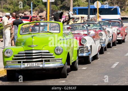 Eine Reihe von alten amerikanischen Autos aufgereiht in Havanna mit einem 1948 Chevrolet Fleetmaster im Vordergrund. Stockfoto