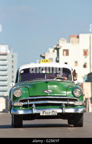 Eine komprimierte perspektivische Ansicht von einem 1951 Chevrolet Bel Air Reisen entlang der Malecón in Havanna La Habana, Kuba. Stockfoto