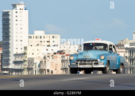 Eine komprimierte perspektivische Ansicht eines 1952 Chevrolet Bel Air Reisen entlang der Malecón in Havanna La Habana, Kuba. Stockfoto