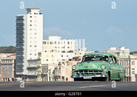 Eine komprimierte perspektivische Ansicht eines 1952 Chevrolet Bel Air Reisen entlang der Malecón in Havanna La Habana, Kuba. Stockfoto