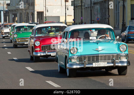 Eine komprimierte Perspektivansicht des amerikanischen Autos entlang des Malecón in Havanna mit einem 1956 Chevrolet Bel Air im Vordergrund. Stockfoto