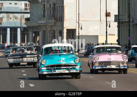 (L, R) 1959 Chevrolet Impala, 1952 Chevrolet Bel Air und ein 1956 Chevrolet Bel Air entlang des Malecón in Havanna. Stockfoto