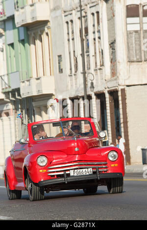 Eine komprimierte perspektivische Ansicht eines 1947 Ford Cabrio entlang des Malecón in Havanna La Habana, Kuba reisen. Stockfoto