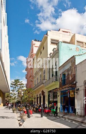 Eine typische Straßenansicht in der Altstadt von Havanna mit renovierten Gebäuden und Café-Kultur. Stockfoto