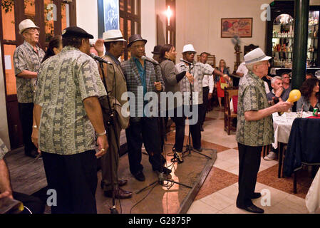 Einige der Gründungsmitglieder des "Buena Vista Social Club" spielen jeden Abend im Cafe Taverne direkt an der Plaza Vieja in Havanna. Stockfoto