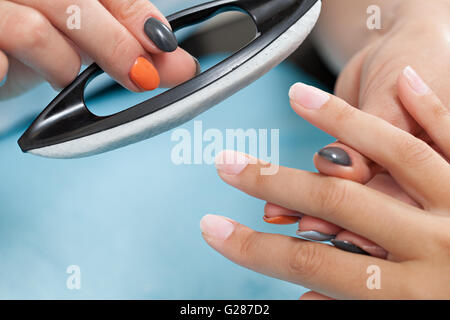 Kosmetikerin weibliche Nägel Polieren Stockfoto