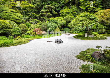 Jomyoji Tempel Kamakura hat einen restaurierten Teehaus Kisen-ein Besucher den Blick auf den Zen-Garten Karesansui genießen Stockfoto