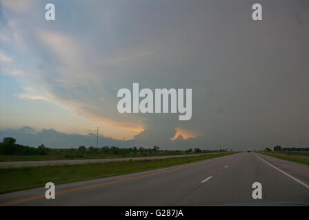 Manhattan, Kansas, USA, 25. Mai 2016 Ansicht eines Regen EF 4 Tornado über Route 70 in Kansas Credit gewickelt: Mark Reinstein Stockfoto