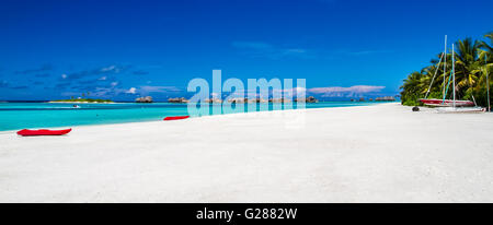 Super Strand-Panorama auf den Malediven Stockfoto