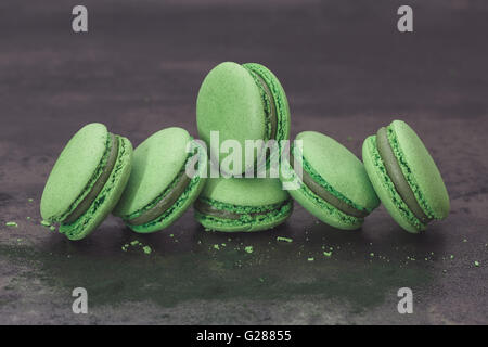 Frische grüne Macarons, hautnah. Spirulina-Grüntee-Makronen mit pulverförmigen spirulina Stockfoto