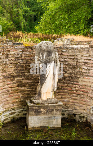 Antike Ruinen und Frau Statue in der Ausgrabungsstätte Dion in Griechenland Stockfoto