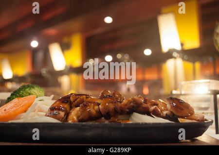 Japanische chicken Teriyaki dampfenden Teller auf einen Tisch im Restaurant. Stockfoto
