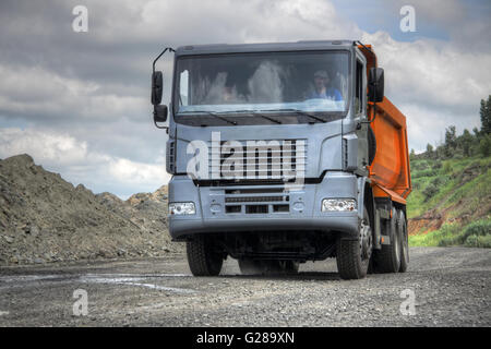 Poltawa Region, Ukraine - 26. Juni 2010: Dump Truck fahren entlang der Tagebau Straße Stockfoto