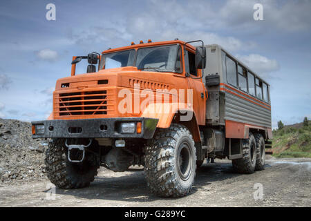 Region Poltawa, Ukraine - 26. Juni 2010: Bergbau-Crew-Bus Tagebau unterwegs Stockfoto