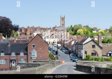 Blick auf Ludlow und untere Breite Straße von Ludford Brücke über den Fluß Teme Stockfoto
