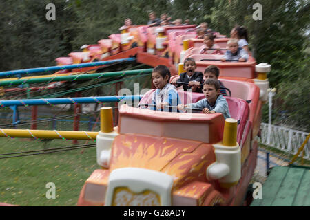 Bischkek, Kirgistan - 30. September 2014: Kinder haben Spaß in einem Vergnügungspark. Stockfoto