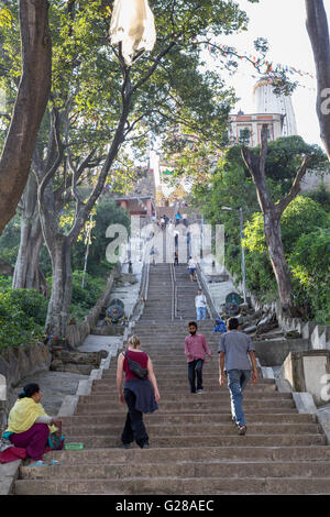 Kathmandu, Nepal - 20. Oktober 2014: Menschen klettern die steile Treppe hinauf zu den buddhistischen Tempel Swayambunath. Stockfoto