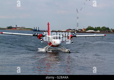 Eine de Havilland Twin Otter Wasserflugzeug landet von Aarhus und Segel zum Steg im Hafen von Kopenhagen, siehe Beschreibung. Stockfoto