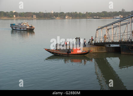 Land Angelboote/Fischerboote an einem Steg im Hooghly River, Kolkata, Westbengalen, Indien Stockfoto