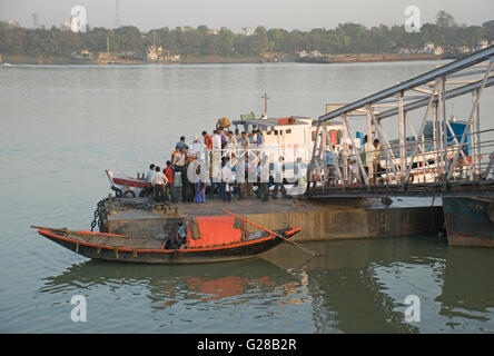 Land Angelboote/Fischerboote an einem Steg im Hooghly River, Kolkata, Westbengalen, Indien Stockfoto