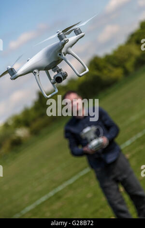 Schließen Sie herauf Bild eines Mannes fliegen Freizeit drone/quadcopter in Großbritannien Stockfoto