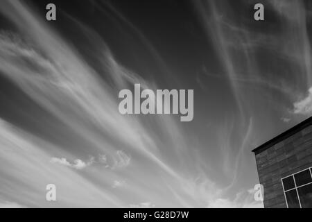 Wolkenfetzen mit einem Fenster anzeigen Stockfoto