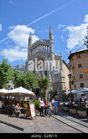 Kirche in Soller mit dem Hauptplatz und viele Menschen. Stockfoto