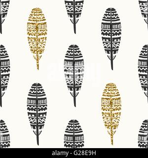 Nahtlose wiederholendes Muster mit reich verzierten Federn in schwarz und gold Glitter auf cremefarbenen Hintergrund. Stock Vektor