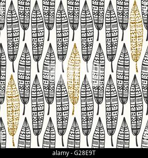 Hand gezeichnet nahtlose wiederholendes Muster mit reich verzierten Federn in schwarz und gold Glitter auf cremefarbenen Hintergrund. Stock Vektor
